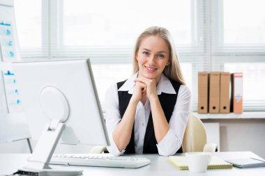 Bilgisayar kullanan iş kadını 