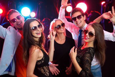 Gençler partide dans ederken eğleniyor..