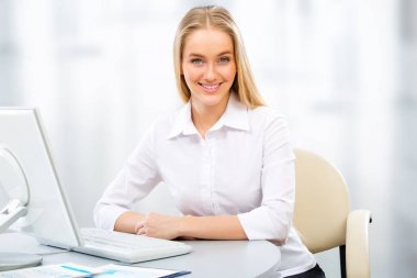 Bilgisayar kullanan iş kadını 