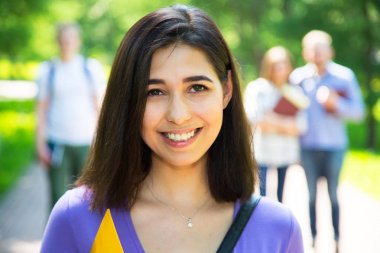 Açık havada arkadaşları ile kız öğrenci