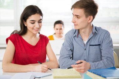 Grup genç öğrencilerle birlikte eğitim.