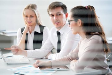 yeni bir proje tartışırken iş adamları 