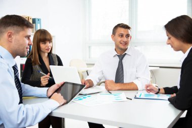 Modern ofiste yeni proje üzerinde çalışan iş adamları