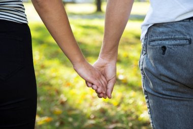 Genç çift birbirine tutan eller olduğunu