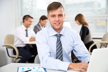 Ofiste bilgisayarla çalışan bir iş adamı