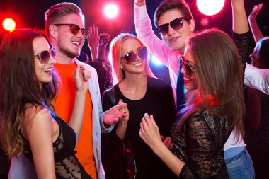 Gençler partide dans ederken eğleniyor..