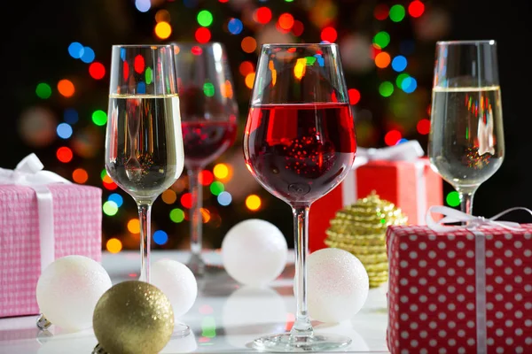 Glas vin och jul gåvor — Stockfoto