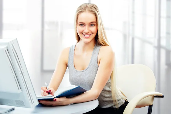 Joven mujer de negocios con computadora — Foto de Stock