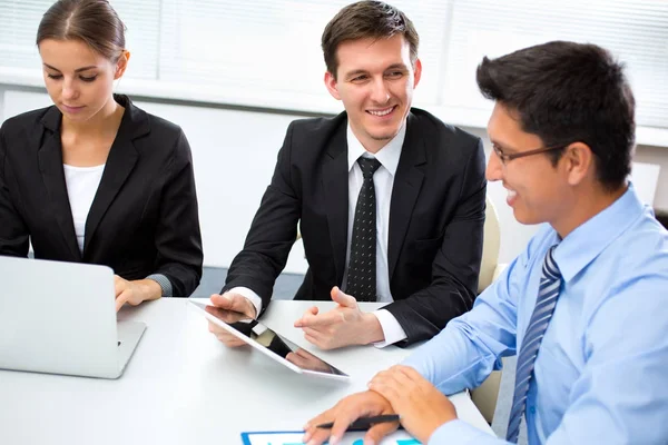 Geschäftsleute Arbeiten Mit Laptop Büro — Stockfoto