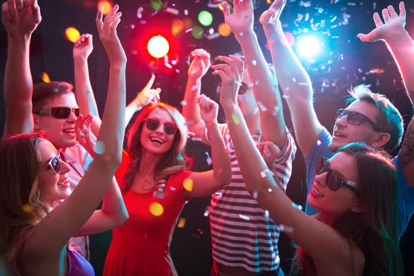 Jóvenes divirtiéndose bailando — Foto de Stock