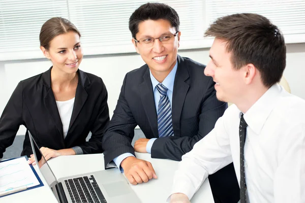 Gruppe Glücklicher Geschäftsleute Bei Einem Treffen Büro — Stockfoto