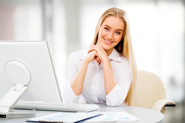 Business woman using computer — Stock Photo, Image
