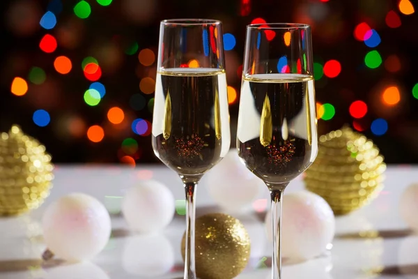 Champagneglazen en kerstballen — Stockfoto