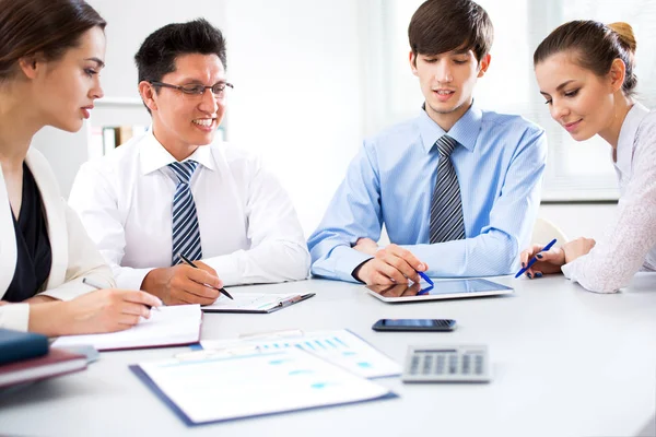 Geschäftsleute Arbeiten Neuem Projekt Modernem Büro — Stockfoto