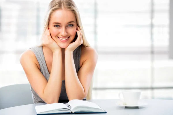 Jonge vrouwelijke studenten studeren — Stockfoto