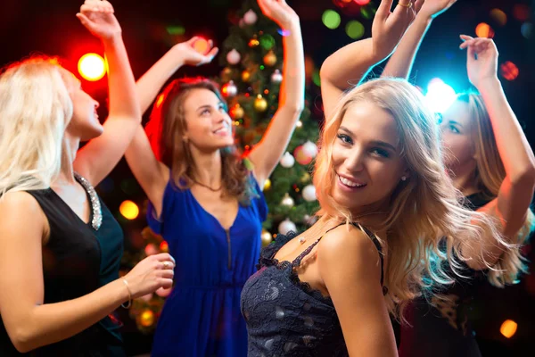 Meninas diversão dançando em uma festa — Fotografia de Stock