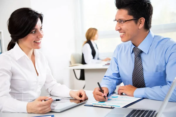 Young Businesspeople Working Tablet Office — Stock Photo, Image