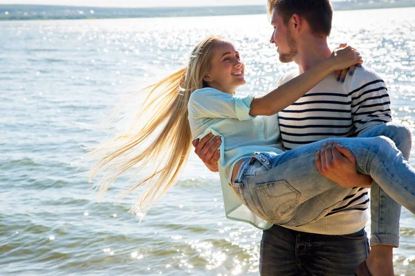 Pareja joven cerca del mar — Foto de Stock