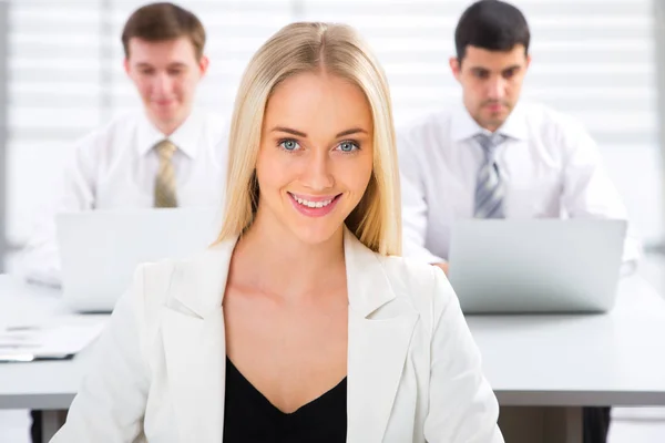 Atractiva mujer de negocios en una reunión — Foto de Stock