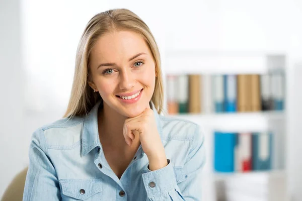 Retrato de mujer de negocios —  Fotos de Stock