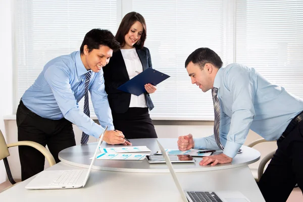 Oso Bosquezakelijke Team Dat Werkt Hun Zakelijk Project Samen Kantoor — Stockfoto