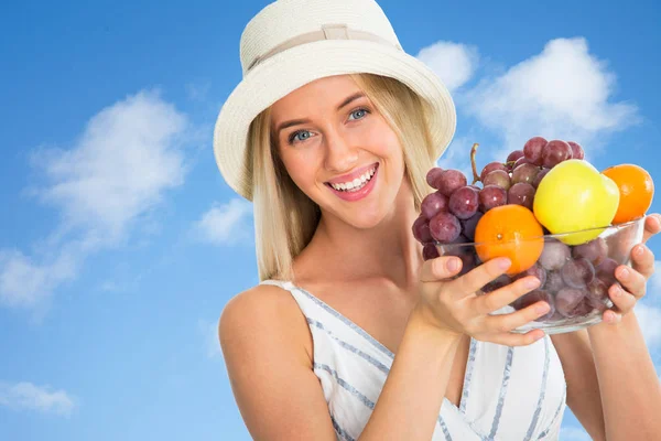 Bonita mujer con frutas — Foto de Stock