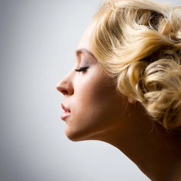 Sarışın kadın moda saç modeli ile — Stok fotoğraf