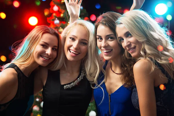 Glückliche Mädchen auf einer Party — Stockfoto