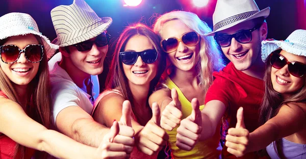 Happy Young People Show Thumb — Stock Photo, Image