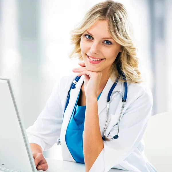 Medico femminile con computer — Foto Stock