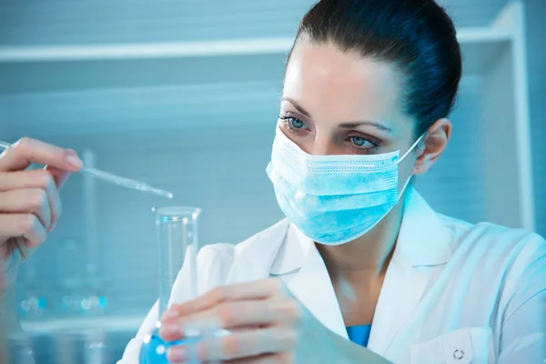 Científica femenina trabajando en laboratorio — Foto de Stock