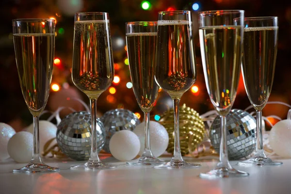 Champanhe e bolas de Natal — Fotografia de Stock