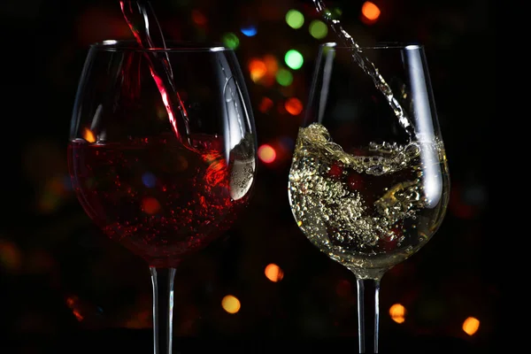 Bella spruzzata di vino in un bicchiere — Foto Stock