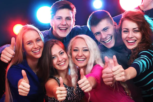 Щасливі Молоді Люди Показують Великий Палець — стокове фото