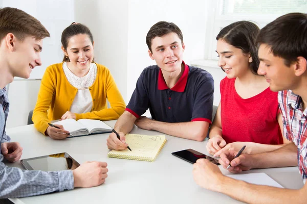 Gruppo Giovani Studenti Che Studiano Insieme — Foto Stock