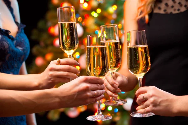 Handen met kristallen glazen van champagne — Stockfoto