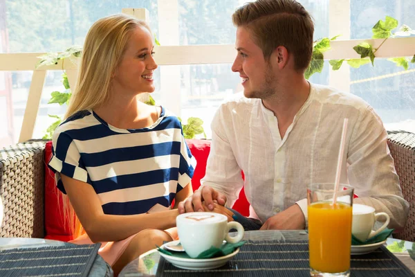 Pareja joven en la cafetería — Foto de Stock