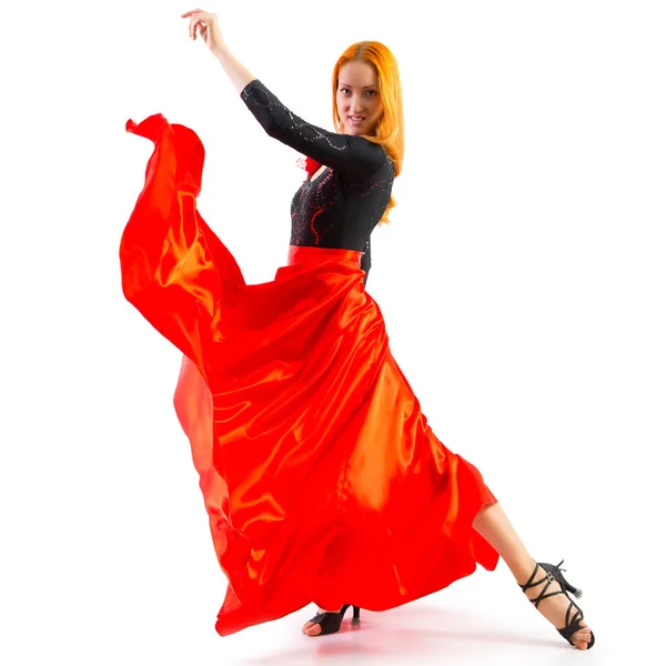 赤いドレスを着て女性伝統舞踊 — ストック写真