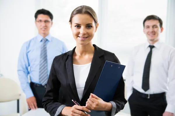 Schöne Junge Geschäftsfrau Mit Kollegen Die Hintergrund Diskutieren — Stockfoto