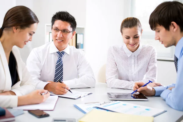 Gente Negocios Que Tiene Reunión Oficina Moderna — Foto de Stock