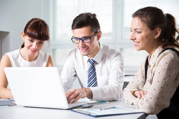 Geschäftsleute Arbeiten Mit Laptop Büro — Stockfoto