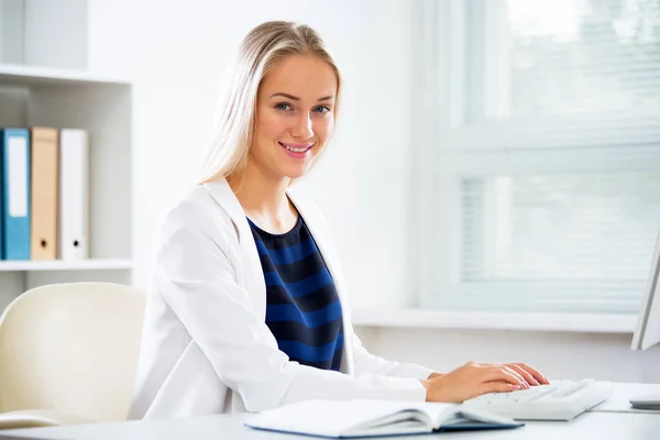 Jonge zakenvrouw met computer — Stockfoto