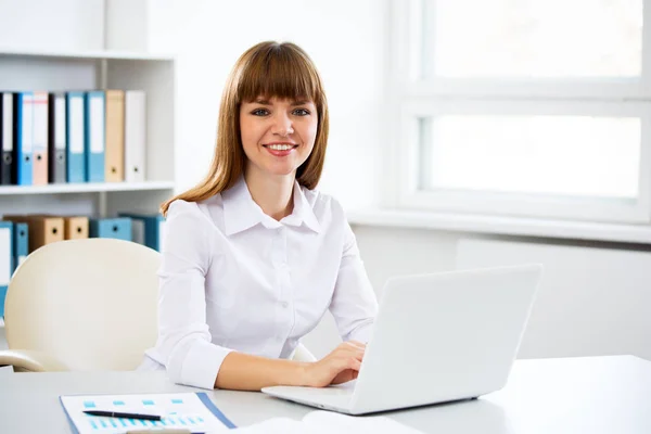 Mujer de negocios en la oficina — Foto de Stock