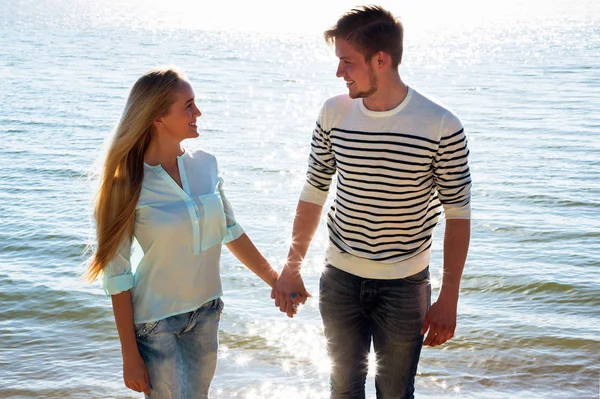 Jong koppel wandelen op het strand — Stockfoto