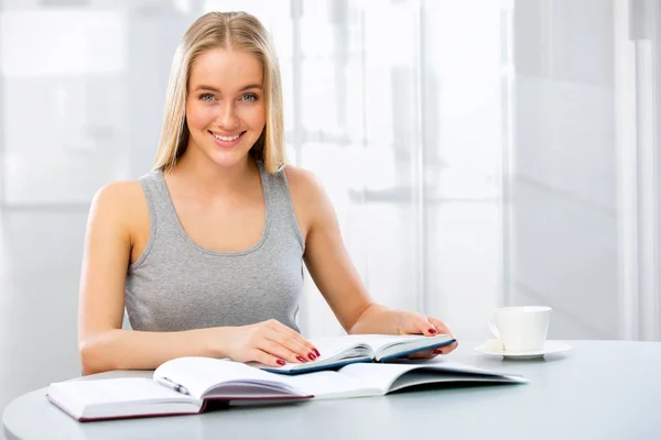 Jonge vrouwelijke studenten studeren — Stockfoto