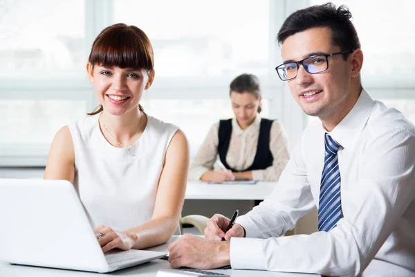 Les Gens Affaires Qui Travaillent Avec Ordinateur Dans Bureau — Photo