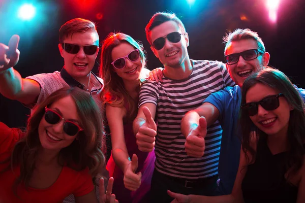 Group Happy Friends Showing Sign Night Club — Stock Photo, Image