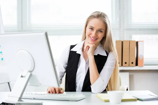 Zakelijke vrouw met behulp van computer — Stockfoto