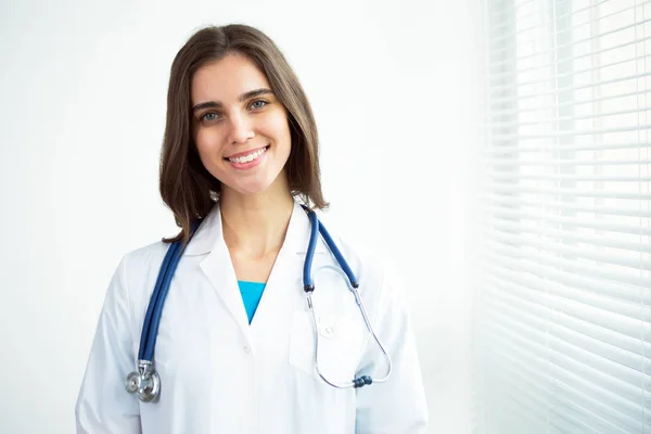 Portret van vrouwelijke arts — Stockfoto
