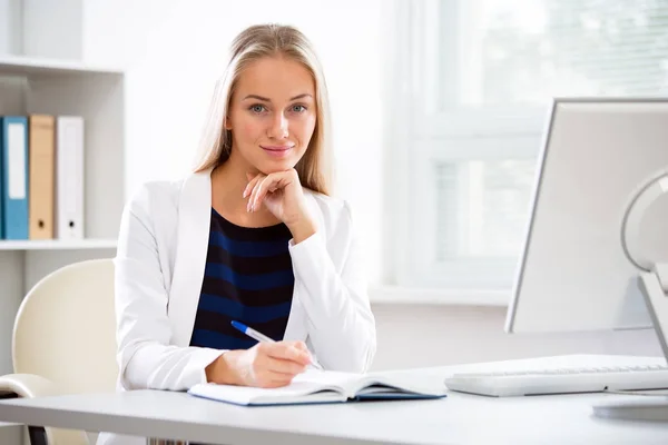 Young business woman using computer at office — Stock Photo, Image